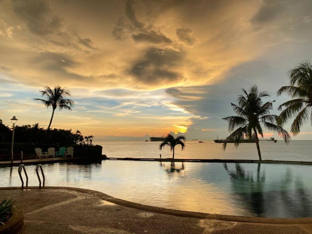 Ehsan Seaview Hotel ポートディクソン エクステリア 写真