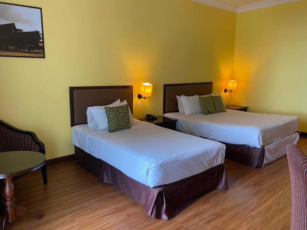Ehsan Seaview Hotel ポートディクソン エクステリア 写真
